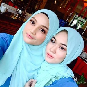 Puteri Aishah Dan Raysha Rizrose Bertudung