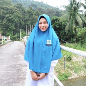 Aishah Azman Pakai Uniform Sekolah