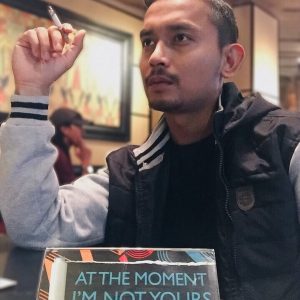 Artis Alif Hadi Hisap Rokok