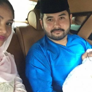 Che Puan Khaleeda Bustamam Dengan Baby