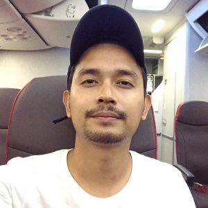 Gambar Alif Hadi Memakai Topi