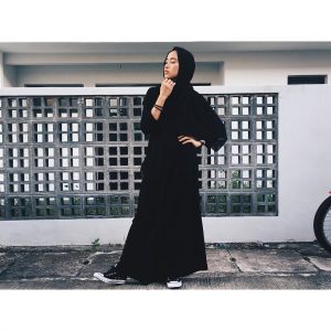 Livonia Ricky Dgn Pakaian Muslimah Hitam