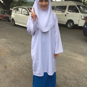 Nina Iskandar Pakai Baju Sekolah