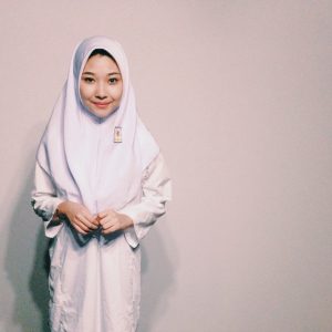 Nina Nadira Pakai Baju Sekolah