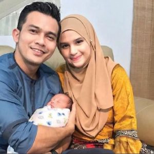 Saharul Ridzwan Bahagia Bersama Isteri Dan Anaknya