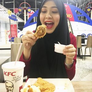 Aksi Comel Dayah Bakar Makan KFC