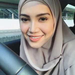 Elyana Bertudung