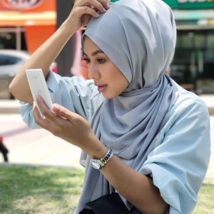 Azar Azmi Tengah Betulkan Tudung