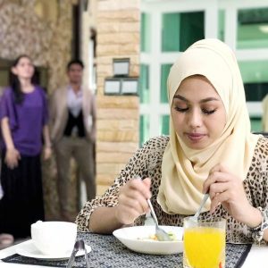 Gadis Bertudung Sedang Makan