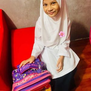 Indah Emeerlda Pakai Baju Sekolah Dan Berhijab