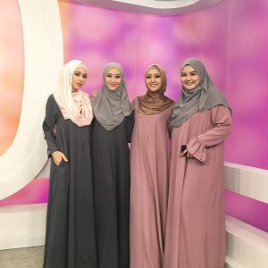 Gambar Pengacara Go Shop Dengan Pakaian Jubah Muslimah