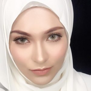 Gambar Mona Allen Bertudung