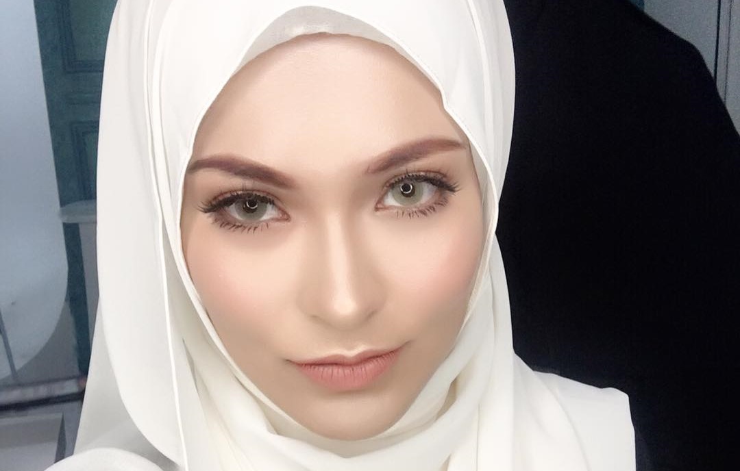 Gambar Mona Allen Bertudung