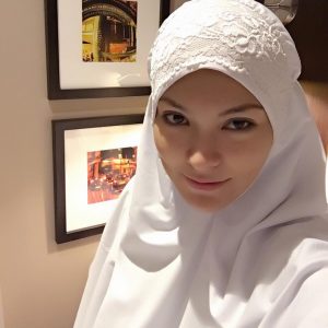 Mona Allen Pakai Telekung Solat