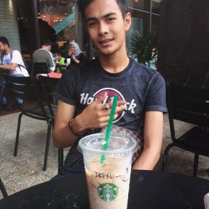 Alieff Irfan Minum Starbucks