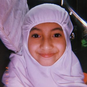 Gambar Alyssa Dezek Pakai Telekung Solat