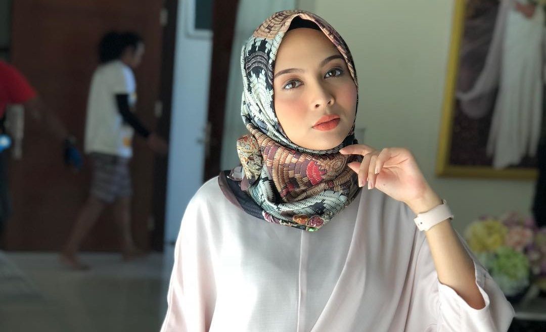 Gambar Riena Diana Berhijab