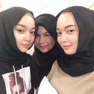 Gambar Eira Tajudin Dan Eika Tajudin Bersama Mama Tersayang