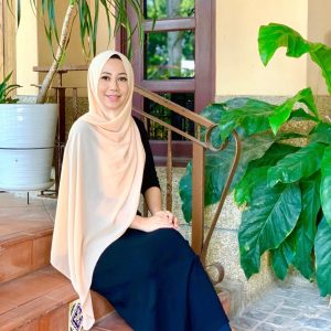 Gadis Muslimah Ekin Kamarudin