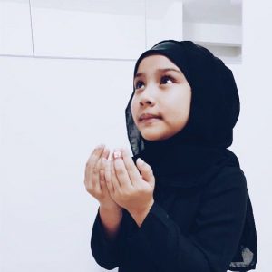 Ku Zara Eryna Bertudung Kanak Kanak Berdoa