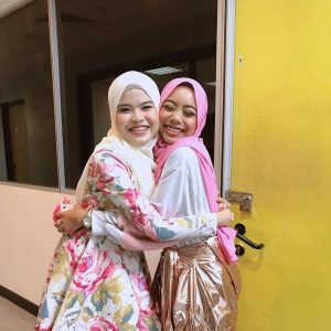 Wani Syaz Berpeluk Dengan Sarah Suhairi