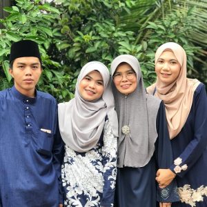 Wani Syaz Bersama Ibu Dan Adik Beradik