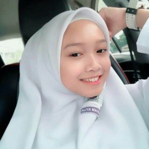 Foto Liya Maisarah Pakai Baju Sekolah