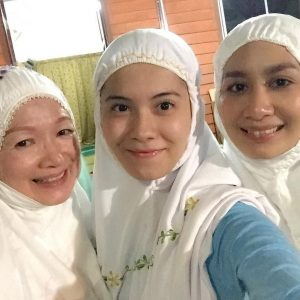 Isyariana Pakai Telekung Solat