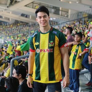 Dini Schatzmann Pakai Jersey Bola