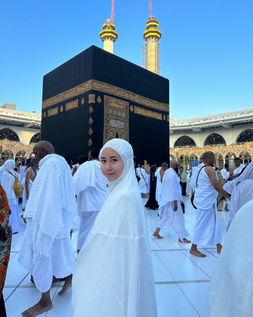 Intan Najuwa Berbaju Telekung Solat Umrah 2022