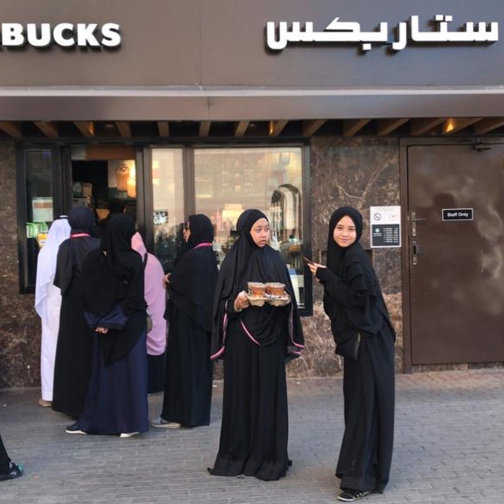 Intan Najuwa Di Depan Starbuck Madinah